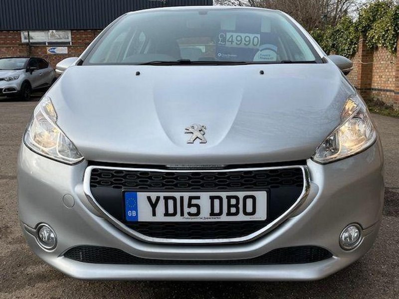 PEUGEOT 208