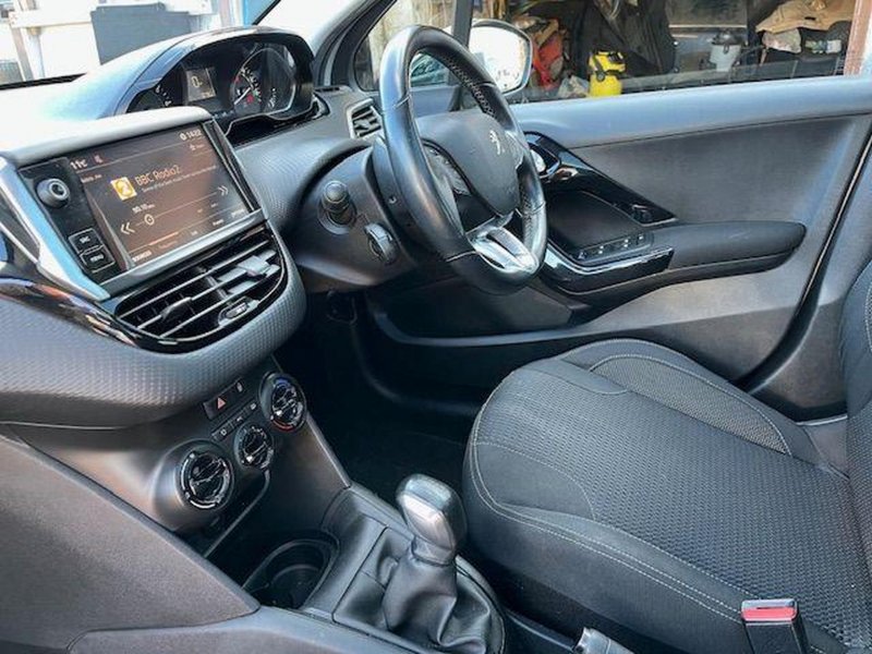 PEUGEOT 208