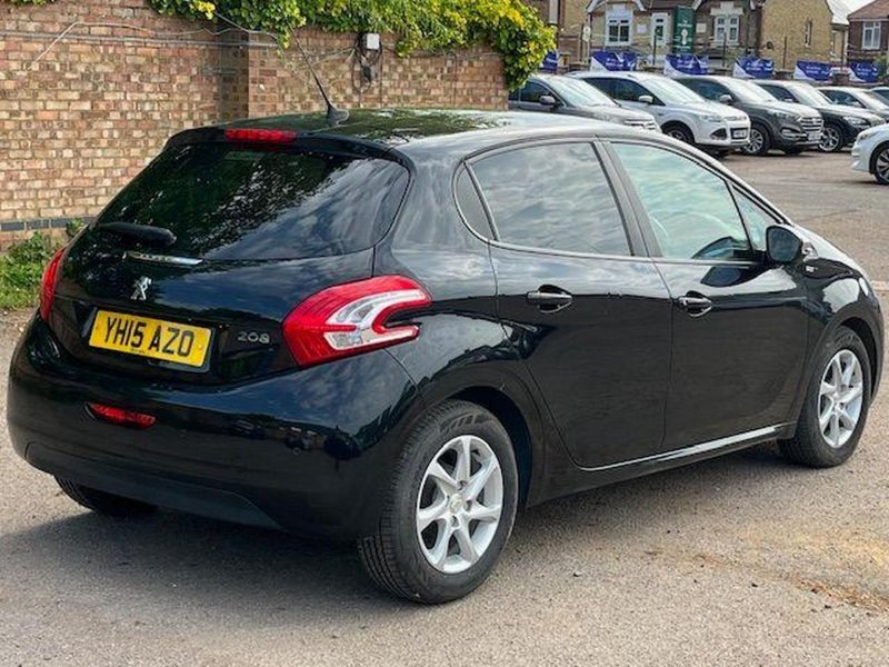 PEUGEOT 208