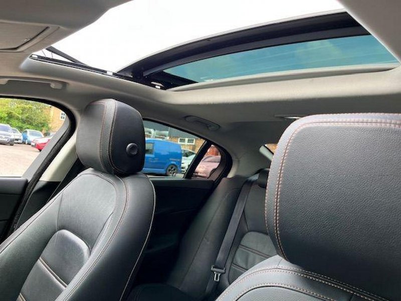 JAGUAR XE
