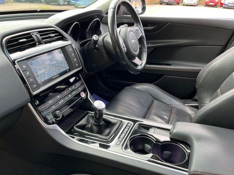 JAGUAR XE