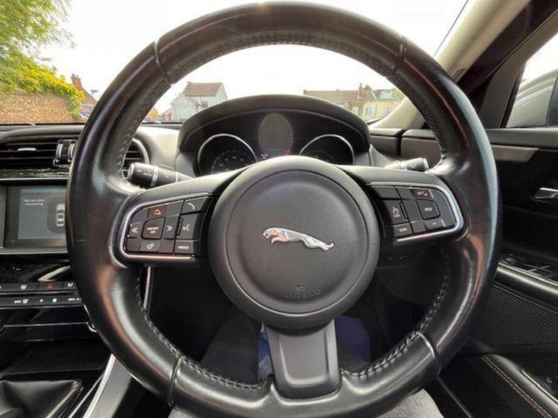 JAGUAR XE